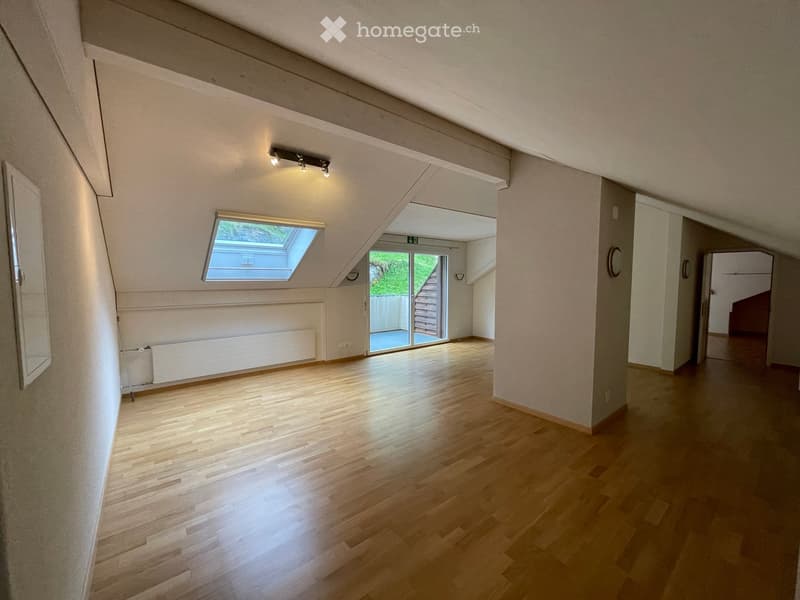 Helle 3.5 Zimmer-Dachwohnung in Bristen (2)