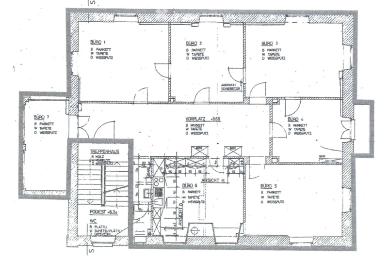Floor plan showing seven offices (BÜRO 1 to BÜRO 7), a staircase hall (TREPPENHAUS), a WC, and a podium area. Includes details on flooring (B PARKETT, W TAPETE, D WEISSPUTZ), wall finishes, and structural elements.