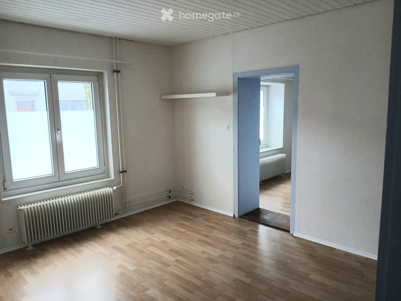 empty room, wooden floor, white walls, windows, radiators