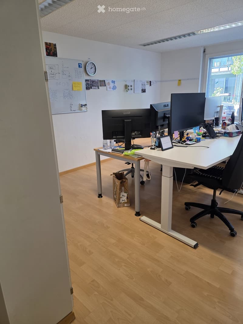 {"type": "Furnished Room", "objects": ["desk", "chair", "screen", "screen", "screen", "clock", "whiteboard", "bottle", "bottle", "bottle", "laptop", "laptop", "laptop", "laptop", "laptop", "laptop", "laptop", "laptop", "laptop", "laptop", "laptop", "lapto