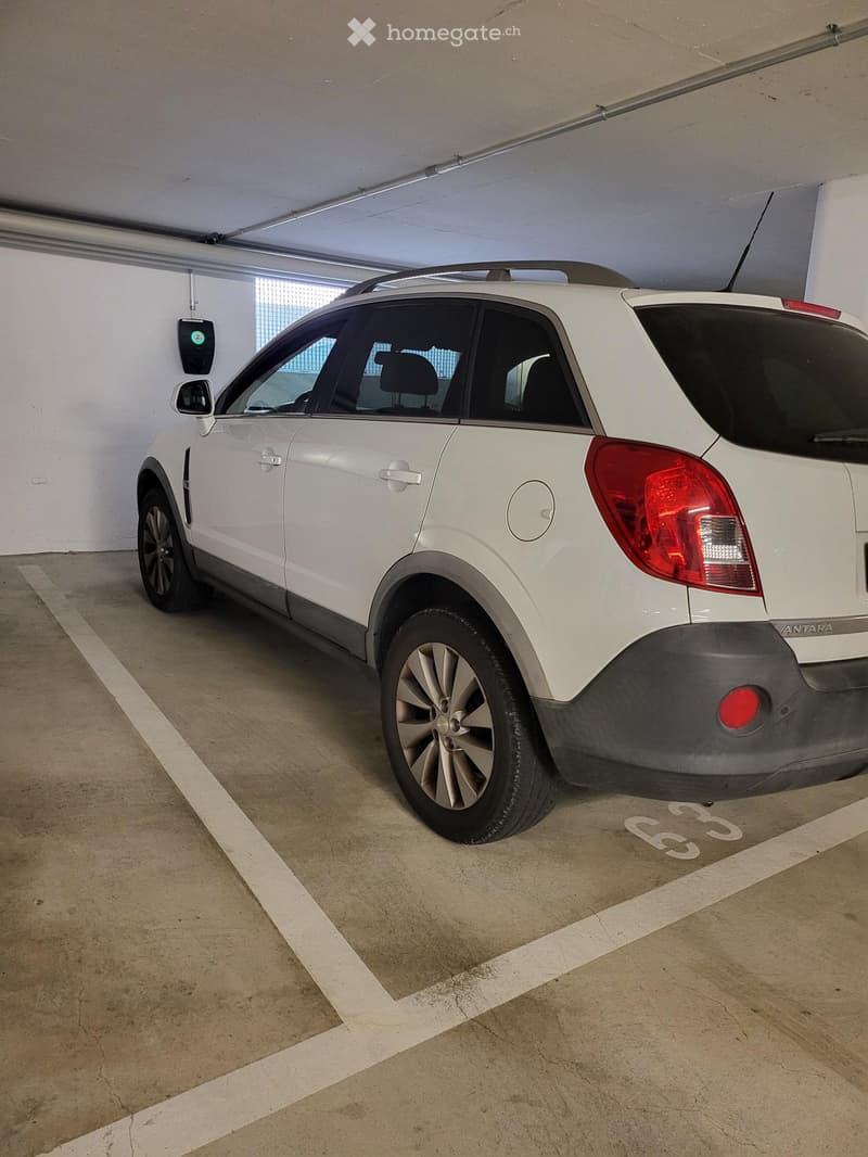 Parkplatz in Einstellhalle mit E-Charger