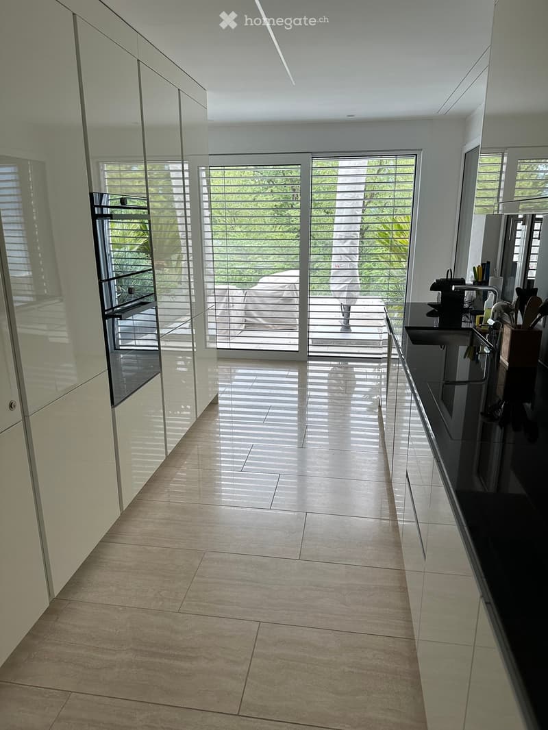 Grosszügig gestaltete, moderne Küche mit direktem Zugang zur Terrasse