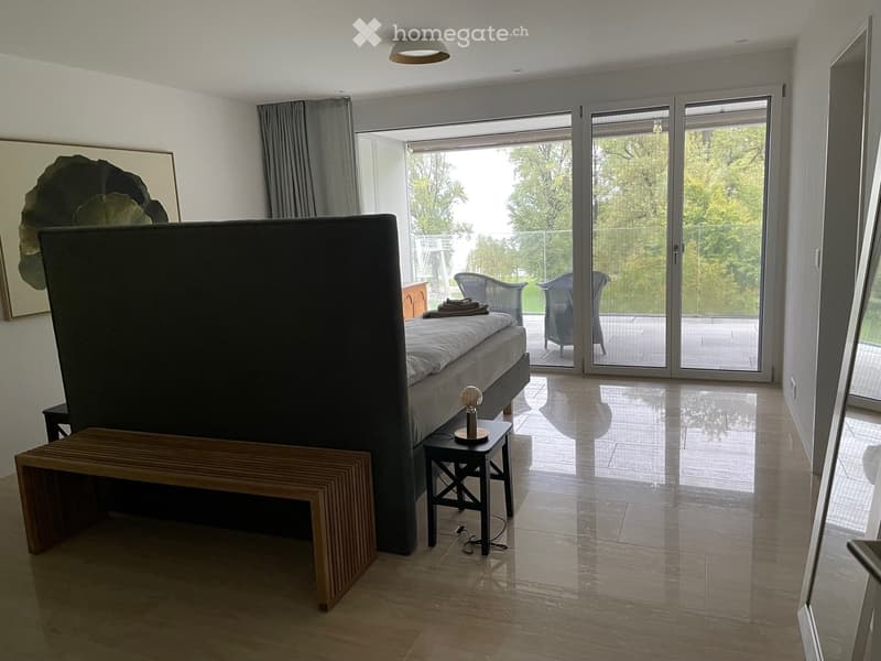 Schlafzimmer mit en-suite Bad und eigenem Balkon mit Seeblick