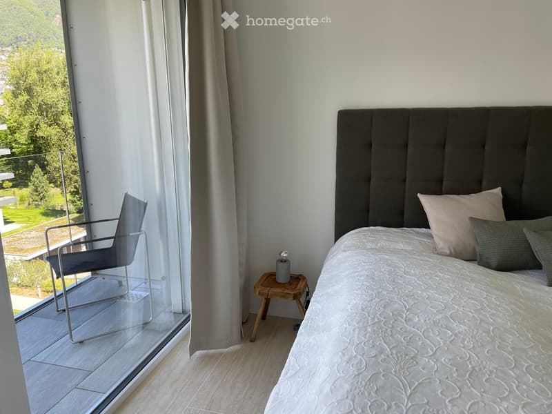 Schlafzimmer mit hochwertigem Boxspringbett und eigenem, kleinen Balkon