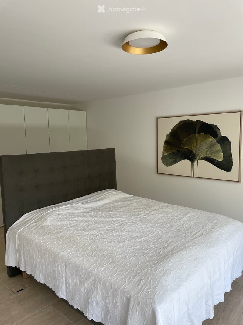 Grosszügiges Schlafzimmer mit hochwertigem Boxspringbett