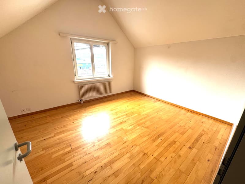 empty room, wooden floor, white walls, window, radiator