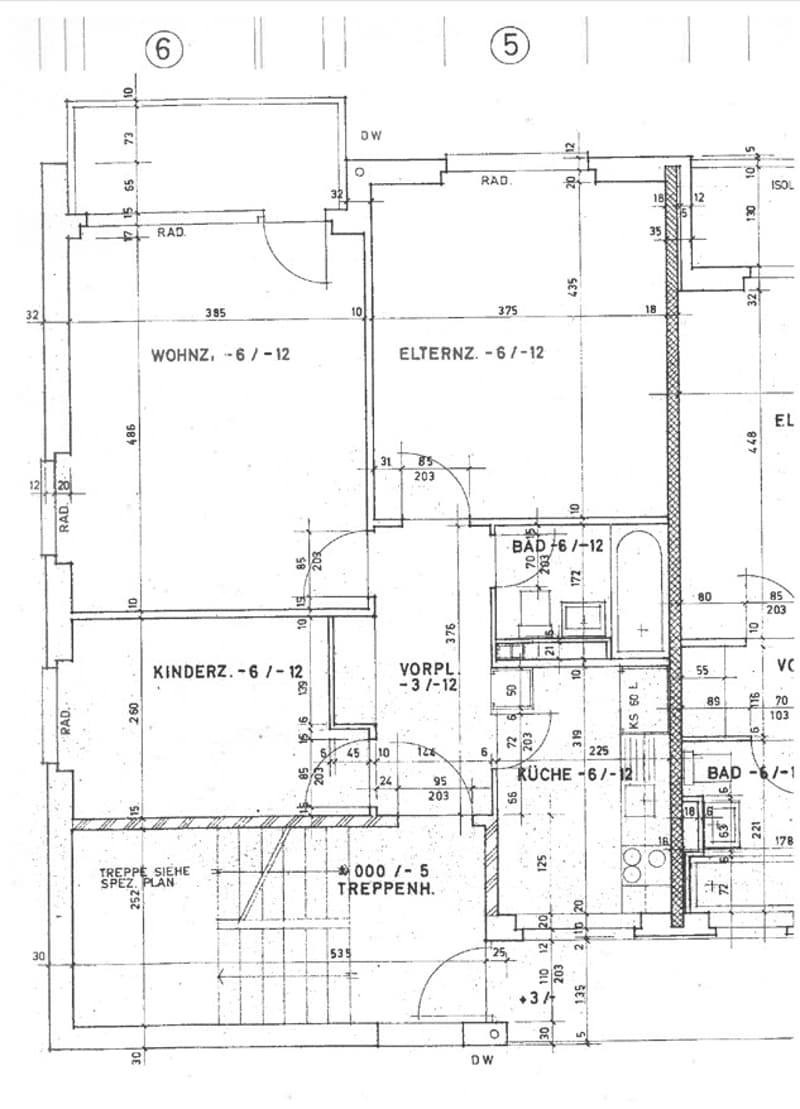 Floor plan of a residential unit with labeled rooms including living room (Wohnz.), children's room (Kinderz.), parents' room (Elternz.), kitchen (Küche), bathroom (Bad), and hallway (Vorpl.).
