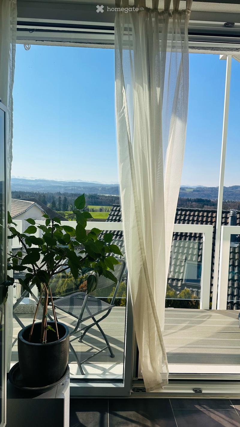 Blick von der Gallerie auf den Südbalkon – ein Platz zum Entspannen und Geniessen