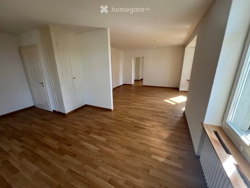 empty room, wooden floor, white walls, white doors, windows, radiator