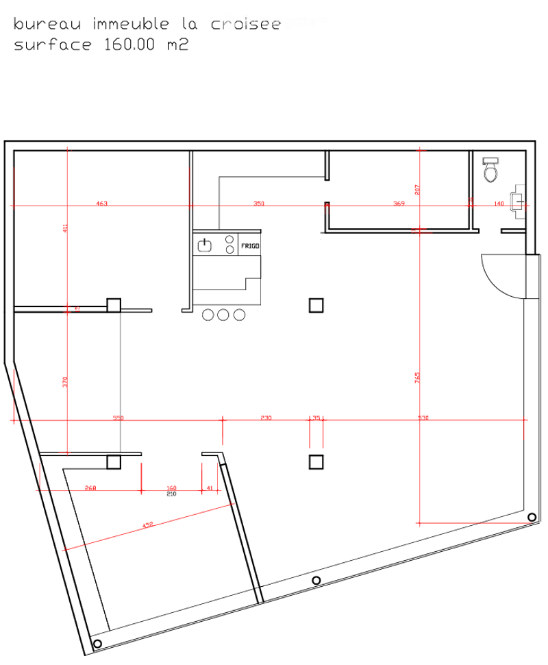 Floor plan of a 160 m² office space with a kitchen area, bathroom, and open workspace.