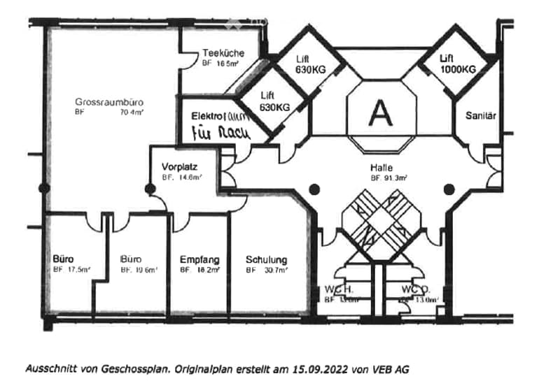 Floor plan showing a layout with multiple rooms including a gross-aumburo, office spaces, reception, training area, kitchen, lift, and sanitary facilities.