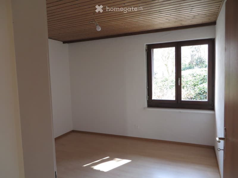empty room, white walls, wooden floor, white ceiling, window