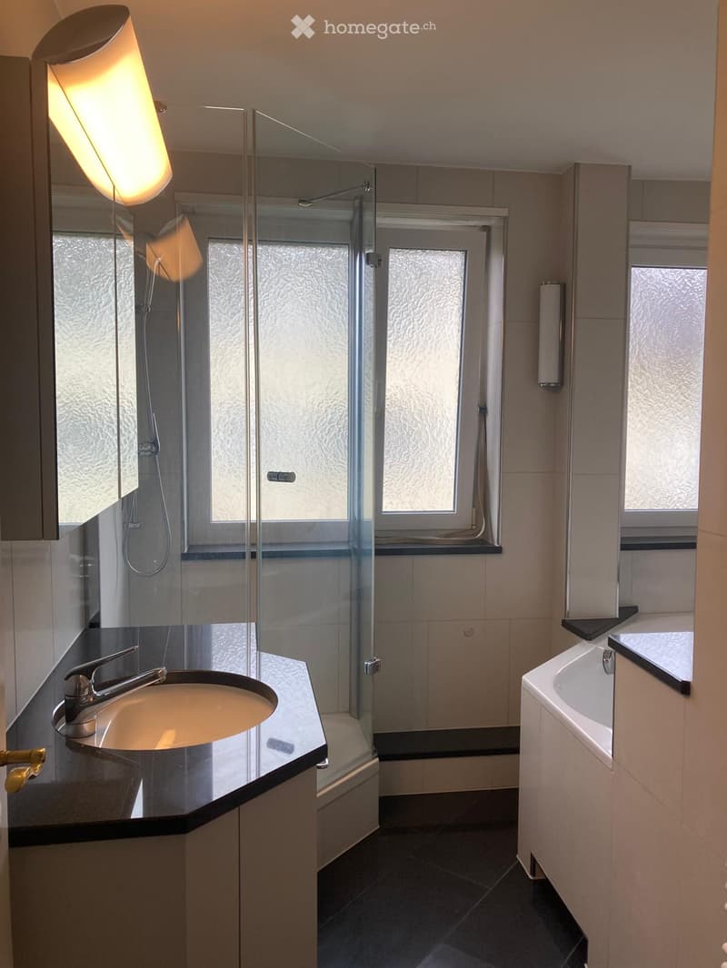 Badezimmer mit Badewanne und Dusche