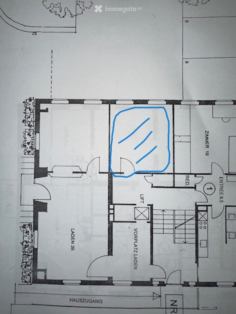 Floor plan of a residential building showing multiple rooms including a living area, kitchen, bedrooms, and bathrooms. The layout includes labeled areas such as "LADEN 1/2" and "VORPLATZ LADEN".