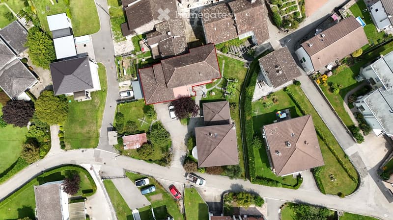 detached houses, various sizes, different roofs, multiple vehicles parked