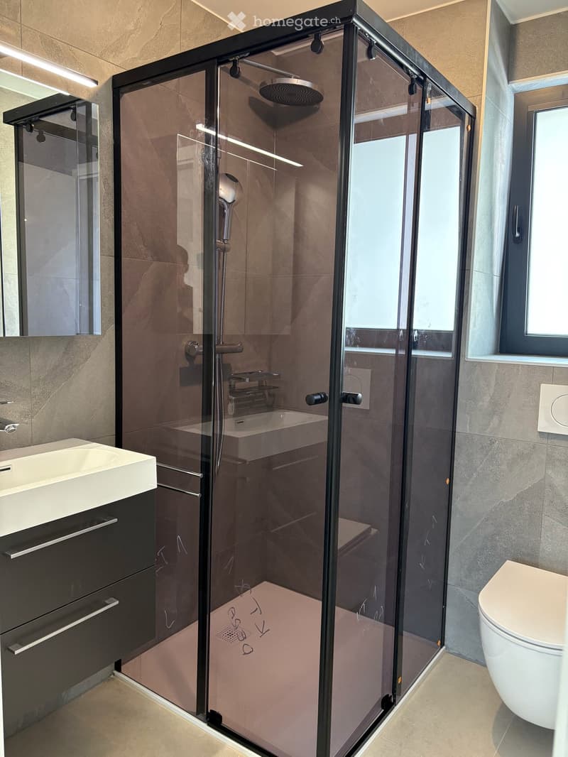 2 salles d'eau avec cabine de douche a l'italienne