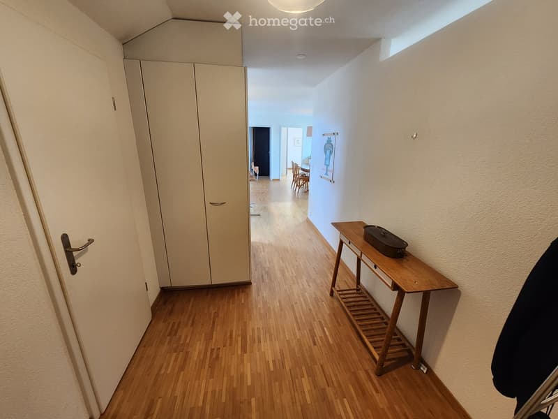 Ruhige, geräumige 3.5-Zimmer-Dachwohnung mit Balkon (5)