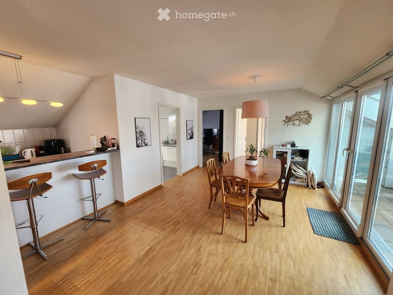 Ruhige, geräumige 3.5-Zimmer-Dachwohnung mit Balkon (1)