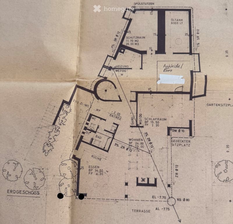 Floor plan of a house showing rooms labeled in German: entrance, kitchen, dining, living room, bedroom, bathroom, garage, storage, and terrace.