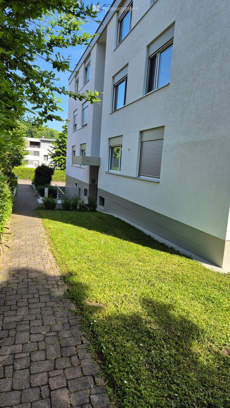 Helle 2-Zimmer-Wohnung mit Balkon in ruhiger Lage in Bottmingen (2)