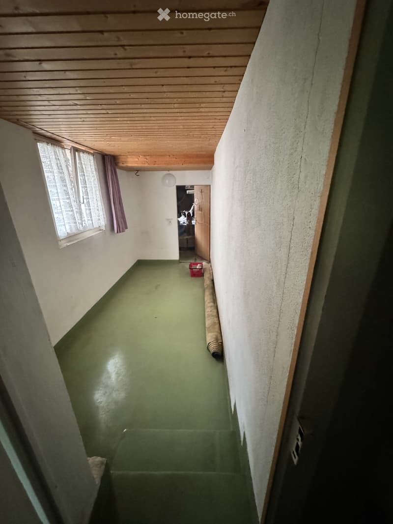Gewerbefläche Flughafennähe mit ebenerdigem Zugang/grossem Tor im Zentrum von Rümlang zu vermieten (3)