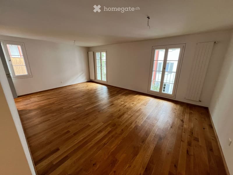 empty room with hardwood floors, two doors leading to the terrace, two windows with doors