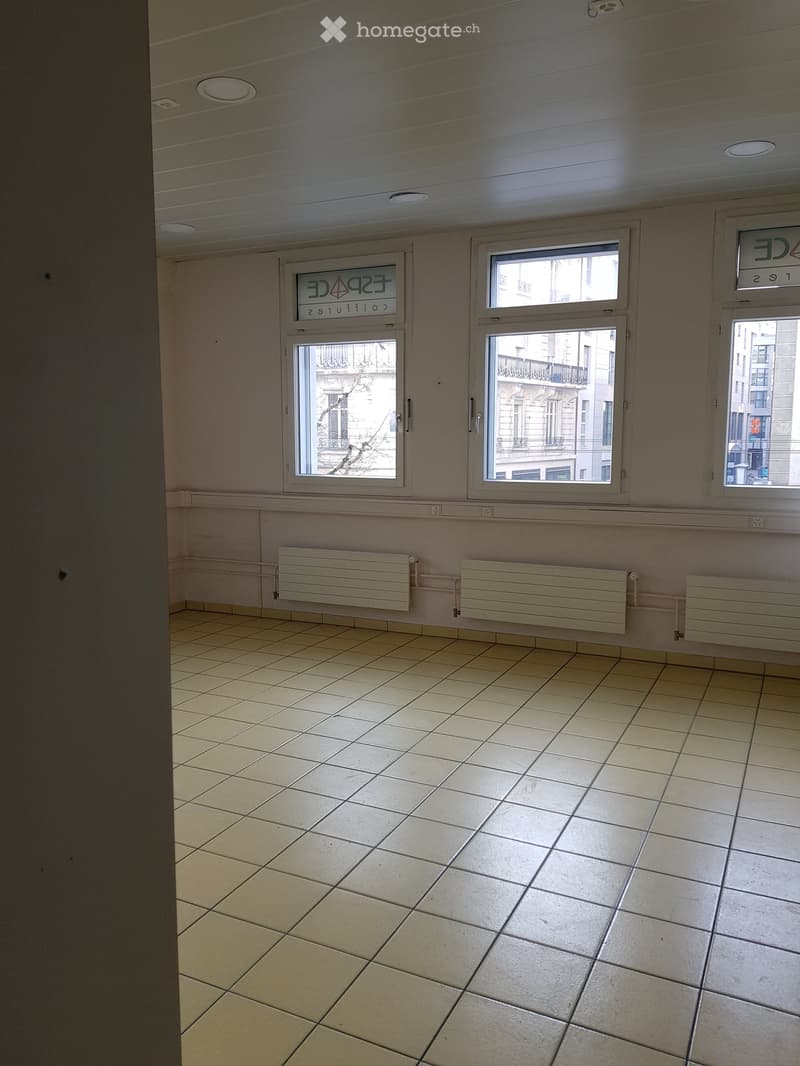 empty room, white walls, white ceiling, white tiled floor, three windows, radiators
