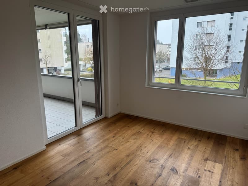 Schöne, helle 3.5 Zimmer Wohnung im 1. Stock mit Sicht auf Berge sucht neuen Eigentümer (9)
