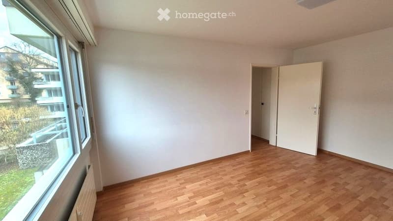 Helle 2-Zimmer-Wohnung mit Balkon in ruhiger Lage in Bottmingen (3)