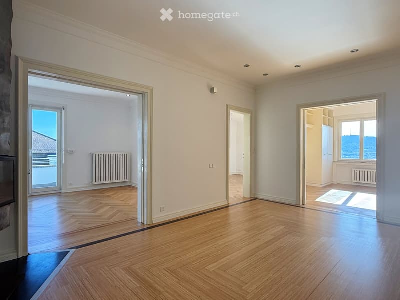 wooden floor, balcony with sea view, radiator, bright room