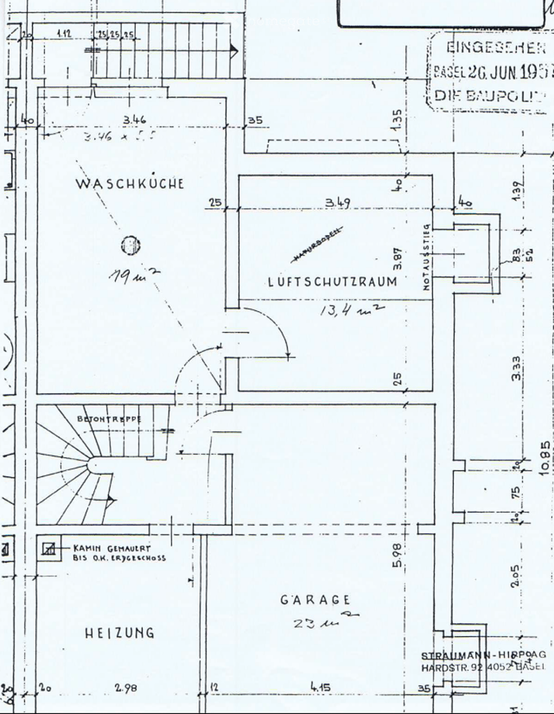 Floor plan showing a laundry room, airlock room, garage, heating area, and a concrete staircase.