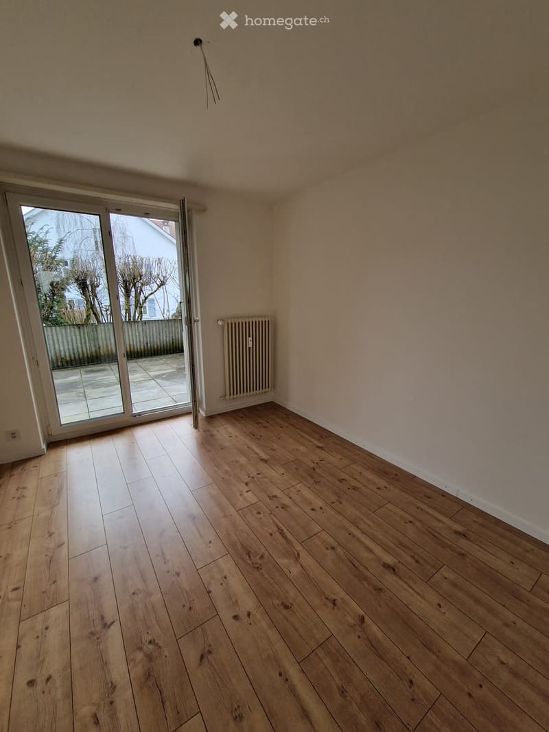 Large wooden floor, sliding glass doors, radiator, balcony