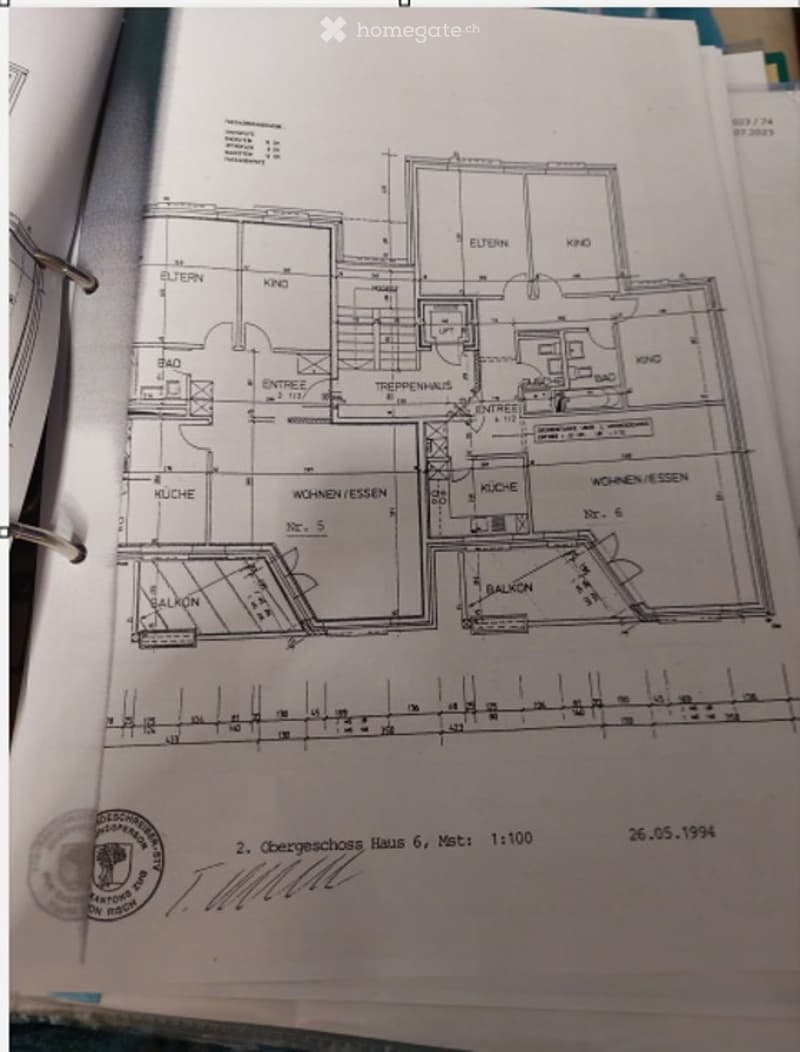 Floor plan of a two-story house, showing rooms labeled in German: Eltern (parents), Kind (child), Wohnen/Essen (living/dining), Küche (kitchen), Bad (bathroom), Treppenhaus (staircase), and Balkone (balconies).