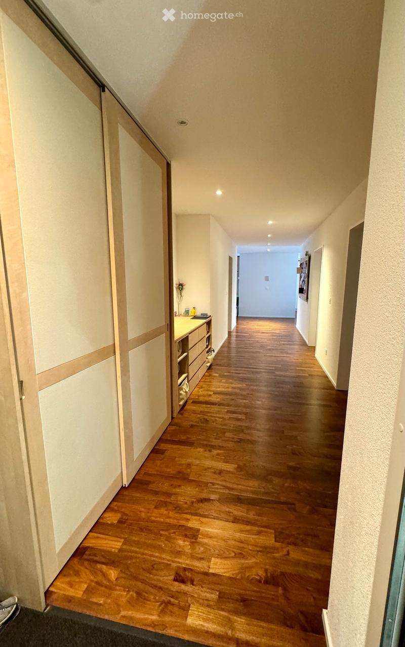Wohnen mit Weitsicht mitten in Lenzburg - grosszügige 4.5-Zimmer-Wohnung im Villenpark (3)