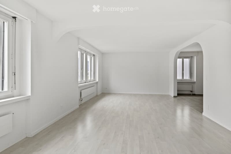 {"visible_features": [],    "type": "Room",    "description": "Empty room with white walls, wooden floor, and three windows with white frames.",    "localized_descriptions":        {        "EN": "Empty room with white walls, wooden floor, and three