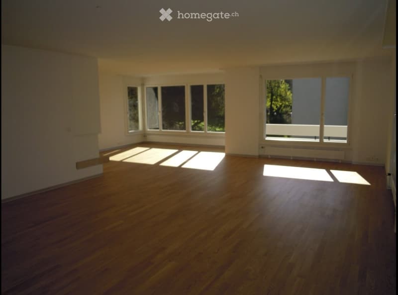 Empty room with wooden flooring and large windows allowing natural light to enter. The space is completely unfurnished with no visible furniture or equipment.
