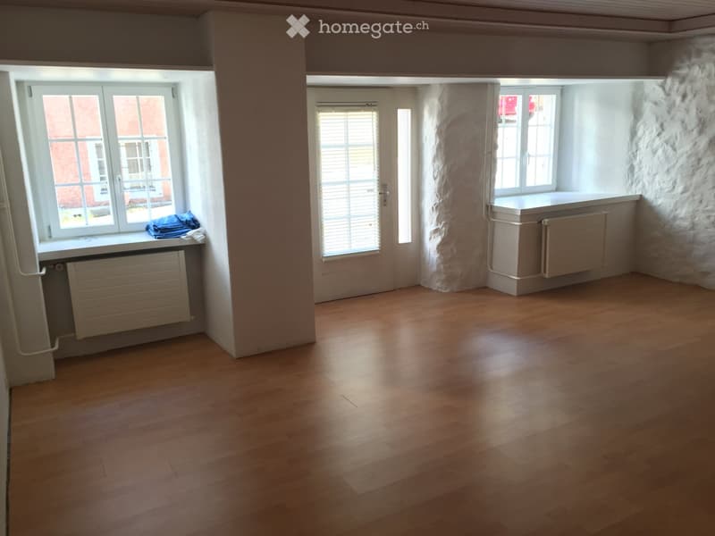 empty room, wooden floor, 3 windows, radiators