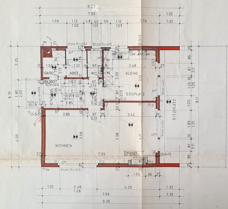 Floor plan of a house with labeled rooms including living area (WOHNEN), kitchen (KÜCHE), dining area (ESSPLATZ), bathroom (WC), and entrance (EINGANG). Dimensions and structural details are marked.