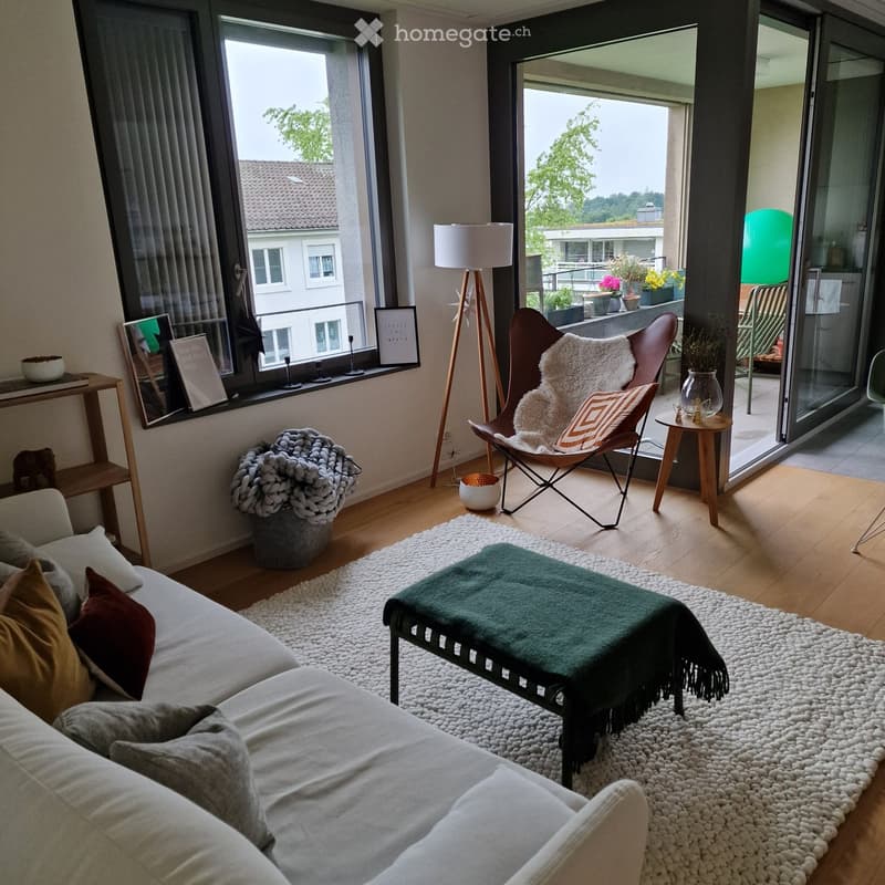 living room with couch, rug, chair, table, plants, lamps, view