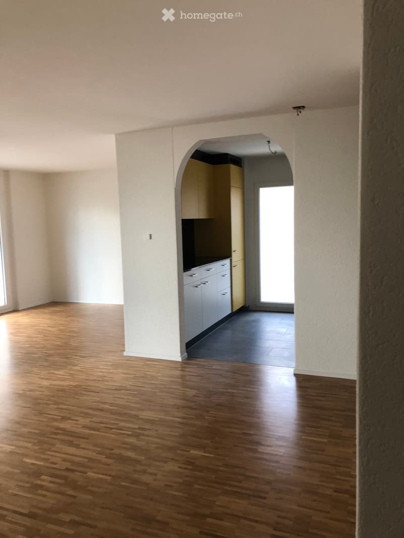 Blick vom Eingang in Küche und Essbereich/Wohnen