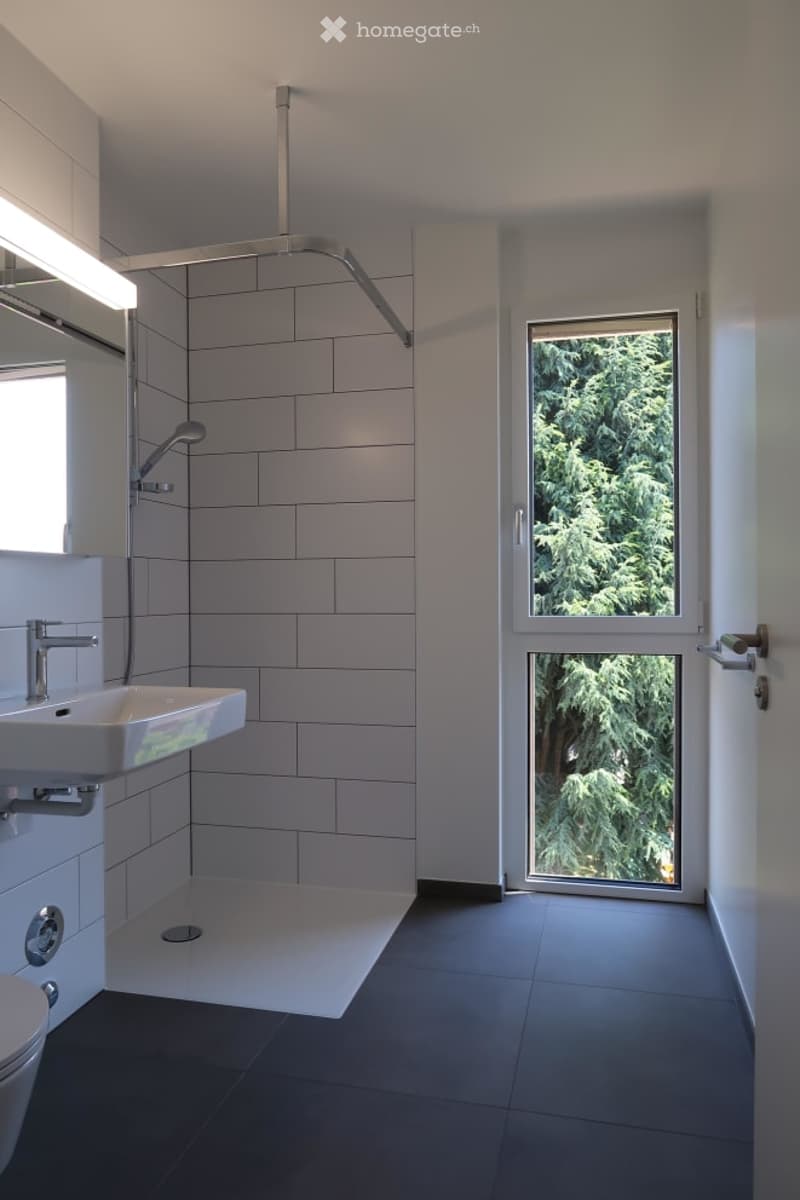 Salle de bain avec fenêtre, douche sans seuil