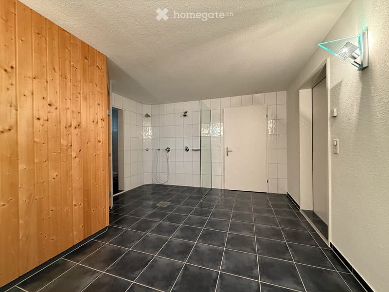 Nebenraum mit Sauna und Dusche