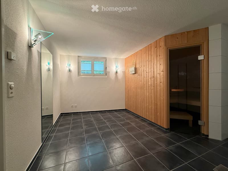 Nebenraum mit Sauna und Dusche