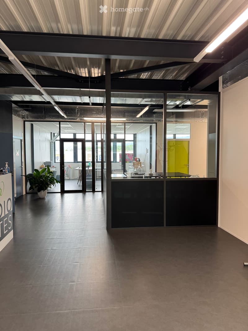 Surfaces commerciales et bureaux modulables dans un emplacement d’affaires attractif à Étoy (1)