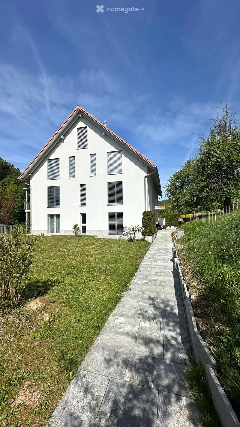 Moderne 2,5-Zimmer-Wohnung mit Gartensitzplatz in Steg im Tösstal (2)
