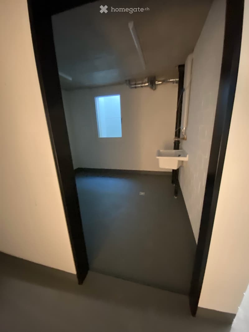 Hobbyraum mit eigenem Briefkasten, Waschbecken & Fenster (3)