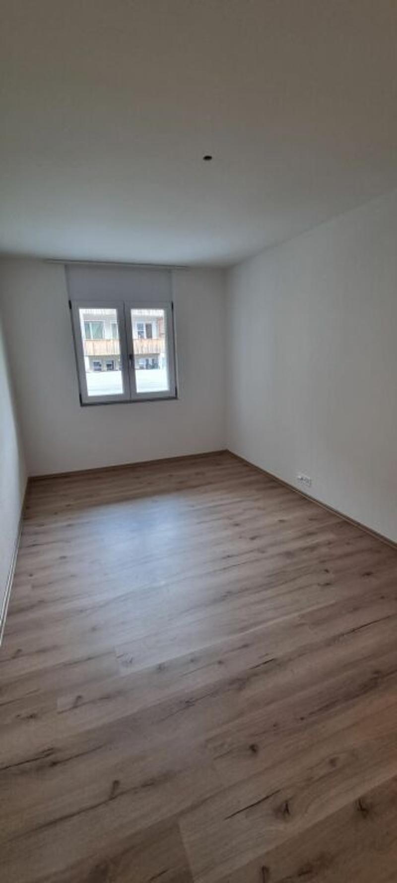 Moderne 4.5-Zimmer-Wohnung mit Balkon in ruhiger Lage (2)