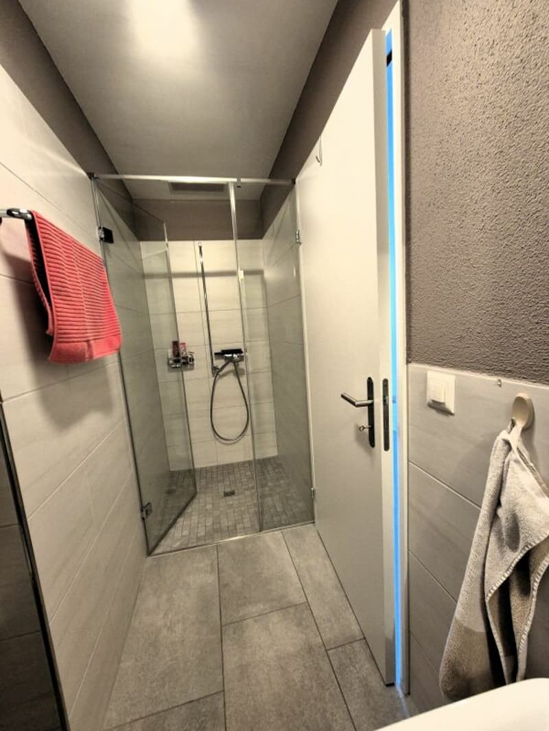 Badezimmer mit Dusche