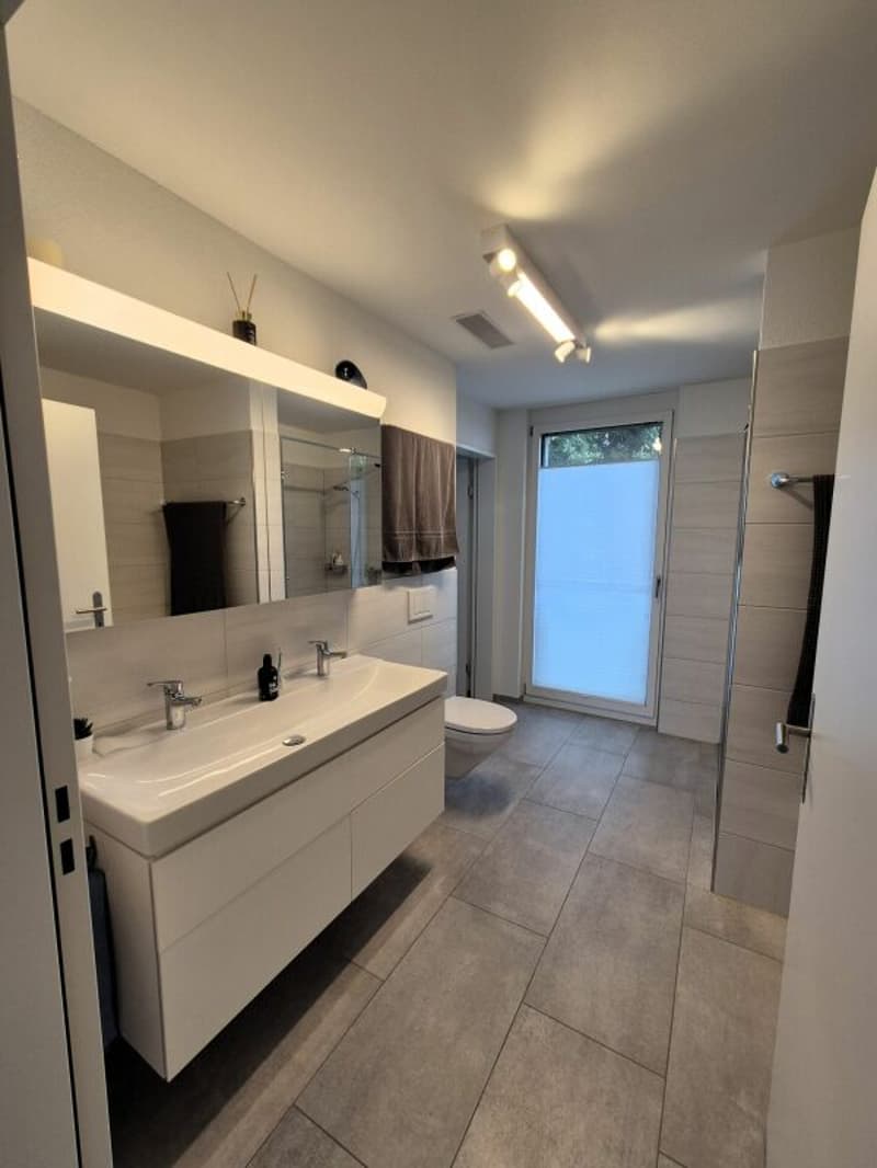 Badezimmer mit Badewanne und Dusche