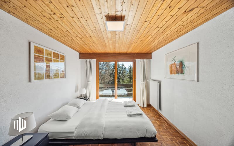 Zimmer im Obergeschoss mit Zugang auf den Balkon